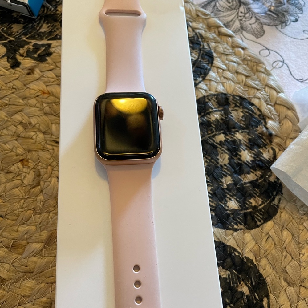 T-Mobile Apple Watch SE 40mm Gold